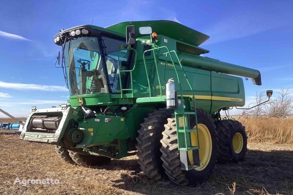 John Deere 9770 STS grain harvester