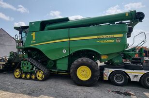 John Deere S685 grain harvester