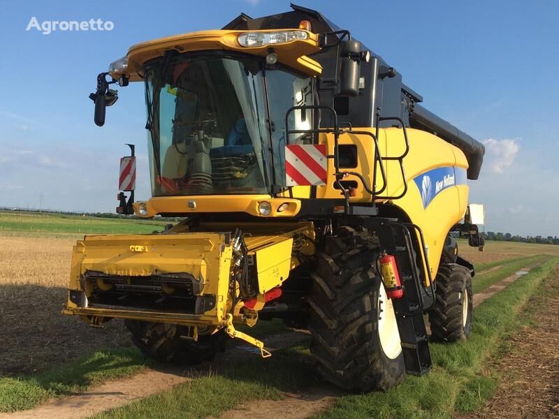 New Holland CX8070 grain harvester