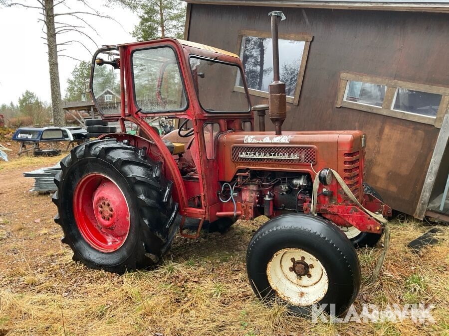 International 275 wheel tractor